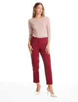 Pantalón de vestir corte slim color verde militar, con cierre frontal, bolsillos laterales con detalle plisado y bolsillos traseros tipo ojal.