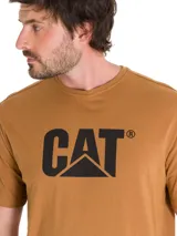 Remera Caterpillar de manga corta y cuello redondo, color marrón con gran logotipo negro impreso en el pecho.