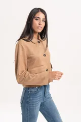 Chaqueta corta de gamuza sintética color tostado, con cuello clásico, cierre frontal de botones y bolsillos delanteros con solapa.
