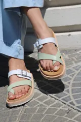 Sandalias de cuero con plataforma, color beige, con tiras de cuero verde agua y blanco.