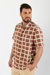 Camisa de manga corta con estampado a cuadros marrones, blancos y azules.