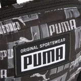 Bolso bandolera Puma Academy Portable negro con estampado de logos y letras en gris. Cuenta con correa ajustable, bolsillo frontal con cierre y compartimento principal con cierre.