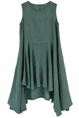 Vestido midi sin mangas, de color verde oscuro, con cuello redondo y diseño holgado con corte asimétrico y vuelo en la falda.