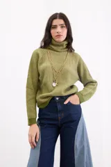 Sweater de cuello tortuga con diseño rayado vertical en tonos verdes. Confeccionado en tejido de punto con sutiles destellos de lurex, presenta un corte recto y mangas largas.