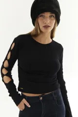 Camisa marrón de lycra ribb de algodón con aberturas en las mangas.