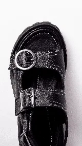 Sandalias de mujer con plataforma gruesa y dentada de color negro. La capellada presenta un estampado de piel de serpiente en tonos beige y marrón, con dos tiras ajustables con hebillas de cuero marrón.