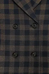 Chaqueta corta de Zara Woman Collection, confeccionada en mezcla de algodón con estampado de cuadros. Presenta cuello solapa de muescas, cierre frontal cruzado con botones, mangas largas con trabillas y bolsillos delanteros.