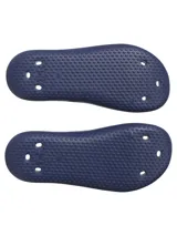 Sandalia tipo chinela Under Armour, modelo Locker V, confeccionada en EVA moldeada de una sola pieza. Presenta un diseño ergonómico con orificios de drenaje laterales, plantilla texturizada para mayor tracción y el logo de la marca en relieve sobre la banda superior.