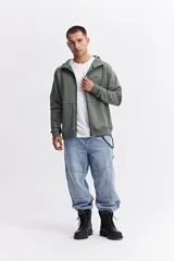 Campera con capucha y cierre frontal, color verde militar, con diseño de corte deportivo y logo bordado en el pecho.