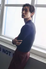 Short deportivo bordó fabricado en tejido funcional con tecnología DryMove, cintura elástica con cordón ajustable oculto y aberturas laterales en el bajo.