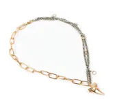Collar con cadena dorada de eslabones grandes y cadena plateada de eslabones finos. Dije dorado con forma de diente de tiburón.