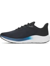 Championes de running Under Armour Charged Pursuit 4, color negro con suela blanca y detalle en degradado azul. Presentan parte superior de malla transpirable y tecnología de amortiguación Charged+ en la mediasuela para mayor retorno de energía.