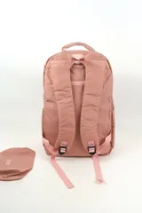 Mochila de poliéster color gris, con compartimentos con cierre, bolsillos laterales y estuche haciendo juego.