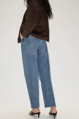 Jeans Z1975 de tiro alto y corte slim, color azul con lavado medio, diseño de cinco bolsillos y bajo sin costuras. Cierre frontal con cremallera y botón metálico.