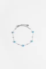 Pulsera de cadena fina de acero quirúrgico con dijes de ojo turco en color celeste y blanco, intercalados con pequeñas esferas metálicas.