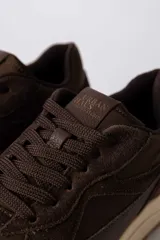 Championes urbanos de diseño técnico, combinando paneles de gamuza y tela técnica en tonos marrones. Presenta una entresuela de plataforma en color crema con suela dentada de goma.