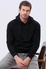 Hoodie canguro negro de felpa, con capucha y cordones ajustables al tono, bolsillo tipo ojal delantero y puños y cintura elásticos ribeteados.