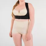 Top corrector de postura color piel, de alta tensión con bandas cruzadas en la espalda y broche delantero en bajo busto. Confeccionado con tela que contiene fibra LYCRA®.