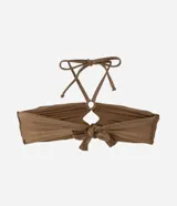 Top de bikini bandeau color verde oliva, con tirantes finos al cuello y detalle de aros de paja en el centro.