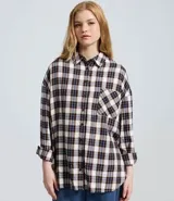 Camisa de manga larga confeccionada en franela de viscosa, con estampado de cuadros en tonos marrones, beige y gris. Presenta cuello clásico, cierre frontal con botones y bolsillo en el pecho.