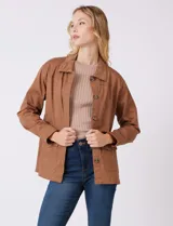 Sobrecamisa color marrón con cuello solapa de pana y cierre frontal con botones. Presenta bolsillos en la parte delantera.