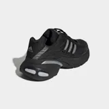 Championes Adidas Adistar XLG 2.0 color negro con detalles plateados, capellada textil con armazón en RPU y amortiguación Adiprene en el talón.