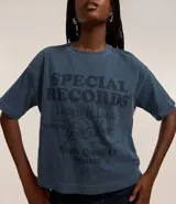 Remera azul de algodón con corte oversize, cuello redondo y mangas cortas. Estampa frontal con texto "Special Records".