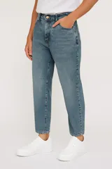 Pantalón de jean azul de corte recto, ancho y de calce medio.