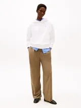 Buzo blanco de algodón con capucha y cordón ajustable. Logo de Tommy Hilfiger bordado en el pecho.