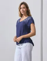 Remera de modal color marrón con cuello redondo y bordado floral en los hombros.