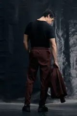 Pantalón jogger deportivo de corte ajustado, confeccionado en tejido funcional con tecnología DryMove para absorción de sudor. Presenta cintura elástica con cordón de ajuste y bolsillos laterales con cierre sellado.