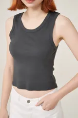 Musculosa de algodón color rosa viejo, de corte holgado y cuello redondo.