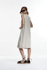 Vestido midi sin mangas, color beige melange, de corte recto y holgado, con terminaciones deshilachadas en el cuello y el ruedo.