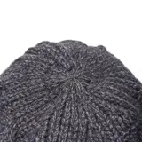 Gorro tipo bucket tejido en punto con diseño de trenzas en relieve y borde reforzado.