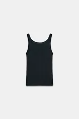 Musculosa de rib color gris claro melange, confeccionada en algodón, con escote redondo y tirantes finos.