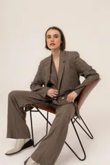 Blazer marrón con estampado a cuadros, de corte clásico y solapas de muesca.