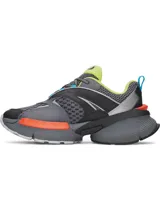 Championes Under Armour modelo Arc 96 con diseño retro-futurista. Presentan una parte superior de malla técnica con superposiciones de cuero y paneles laterales translúcidos. Incorporan amortiguación UA HOVR de doble densidad en la mediasuela y suela de goma de longitud completa para mayor tracción.