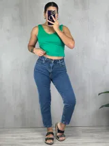 Pantalón de jean azul de corte mom, tiro alto y largo al tobillo.