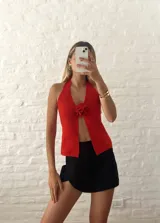 Top rojo con cuello halter y detalle de rosa en el centro.
