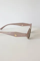 Lentes de sol negros con forma geométrica y protección UV400. Incluye estuche.