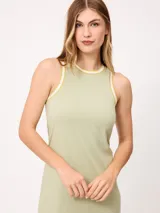 Vestido largo de algodón color azul, de corte recto y sin mangas, con ribetes en contraste en el cuello y sisas.