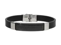 Pulsera de cuero negro con placa central de acero inoxidable con textura. Cierre de acero inoxidable. Largo total: 21 cm. Ancho de la cuerina: 1 cm. Ancho de la base de la pulsera: 3.8 cm.