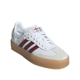 Championes Adidas Sambae W de cuero blanco con las tres tiras laterales en color borgoña. Suela de goma color caramelo.