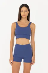 Minishort azul de calza corta, con cintura tiro medio y compresión media.