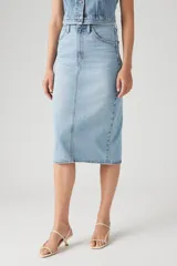 Falda de jean celeste, corte recto, tiro alto y largo midi.