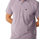 Camisa lila de manga corta con tecnología Vaporcool y Aerotech para absorción de humedad y respirabilidad. Cuenta con cuello clásico, cierre frontal con botones y un bolsillo ojal en el pecho.