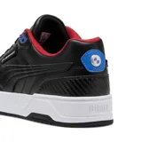 Championes Puma modelo RBD Drive en colaboración con BMW Motorsport. Diseño de perfil bajo en color negro con detalles en rojo y azul, suela blanca y textura tipo fibra de carbono en el talón.