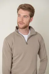 Sweater de algodón con medio cierre frontal y cuello alto, de diseño liso y corte clásico.