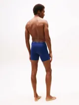 Pack de tres bóxer briefs de la marca Tommy Hilfiger, confeccionados en tejido elástico y transpirable. Presentan un diseño ajustado con cintura elástica distintiva que incluye el logo y el nombre de la marca grabado.