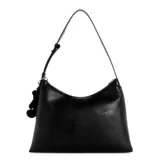 Cartera tipo hobo Guess modelo Kassie, color negro, con cierre superior y correa de hombro ajustable. Presenta un logo metálico triangular en el frente y un dije colgante en forma de oso.